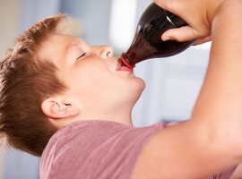 Frisdrank met suiker: een verband tussen obesitas en tandslijtage