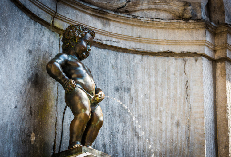 Manneken-Pis dressed by the University Hospital of Madrid in tribute to the nursing staff