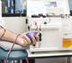 Jongeren die plasma doneren, krijgen twee blikjes bier van Rode Kruis-Vlaanderen
